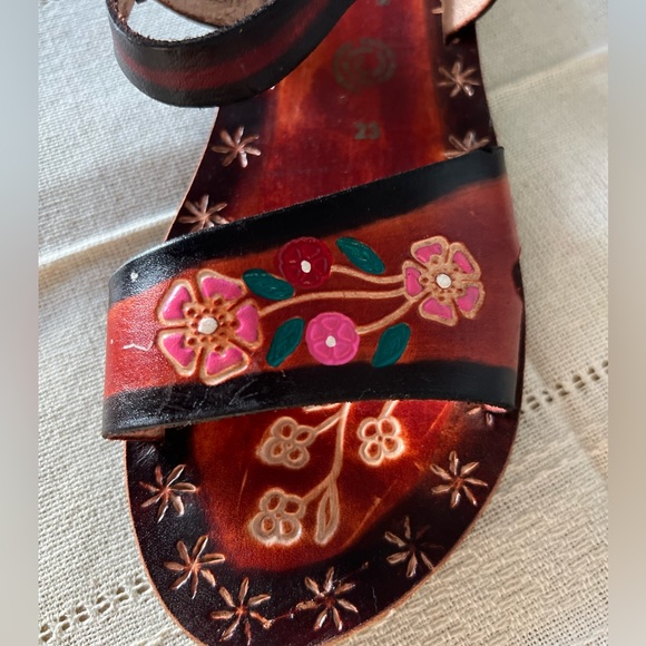 Beautifully handcrafted sandals by Artesanos de Ceja - Picture 3 of 9